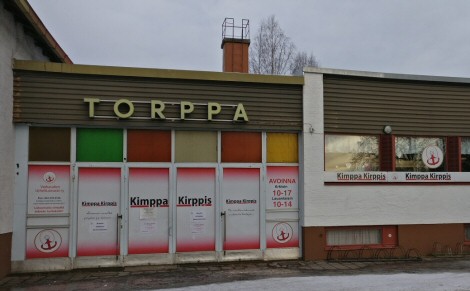 Varkauden Kimppa-Kirppiksen julkisivu, jossa aukioloajat ja muita tietoja kirpparista.