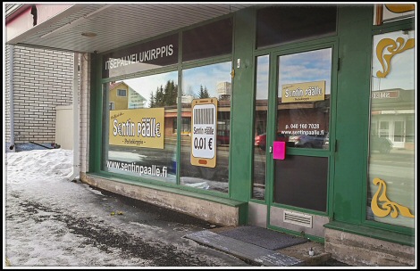 Valokuva Perhekirppis Sentin päälle julkisivusta talvisena päivänä.