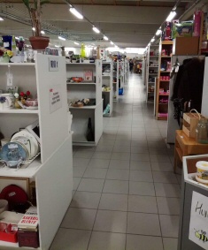 Pitkä käytävä, jonka varrella molemmin puolin Aarresaarin kirppisvalikoimaa.