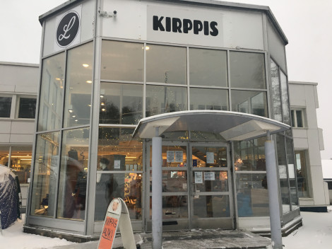 Talvisena päivänä otettu valokuva suuresta liikerakennuksen julkisivusta, jossa avarat lasi-ikkunat ja 