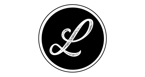 Valkoista taustaa vasten musta ympyrä, jonka sisällä kaunokirjoituksella kirjoitettu valkoinen L-kirjain.