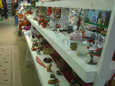 Nivalan Ekotorin myyntipöytiä ja tuotteita.