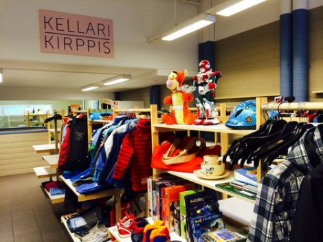 Kellarikirppiksen yläkerrassa monenlaisia tavaroita myynnissä (vaatteita, asusteita, leluja).