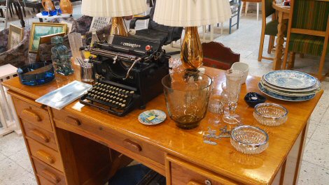 Kuvassa Kurikan Wanhakalusteesta löytyviä tavaroita.