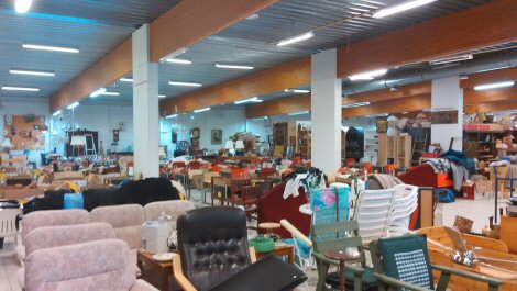 Kuvassa Kurikan Wanhakalusteesta löytyviä tavaroita.