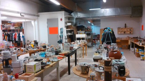 Kuvassa Kurikan Wanhakalusteesta löytyviä tavaroita.