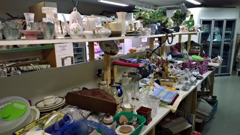 Kuvassa 3-kaupan kirppiksen tavaravalikoimaa.