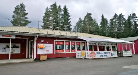 Kuvassa 3-kaupan kirppiksen tavaravalikoimaa.