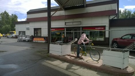 Kuvassa Kirpputori Kermanekan julkisivu.