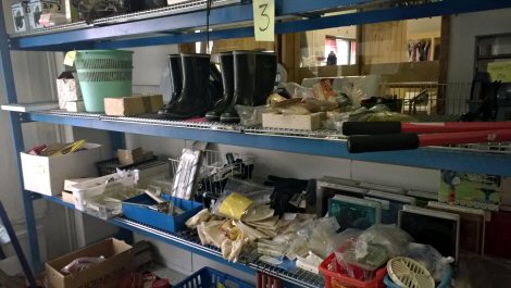Kuvassa Kirpputori Kermanekan tavaravalikoimaa.