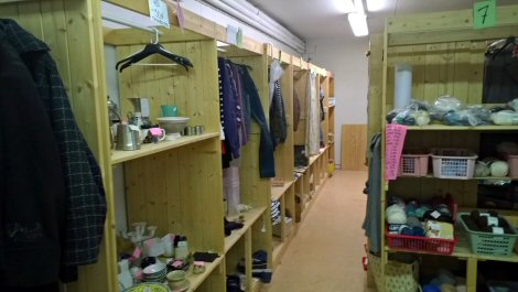 Kuvassa Kirpputori Kermanekan tavaravalikoimaa.
