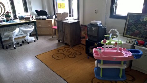 Kuvassa Kirpputori Kermanekan tavaravalikoimaa.