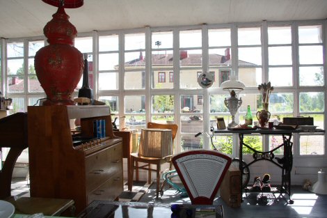 Kuvassa Ars Auttoisen tavaravalikoimaa.