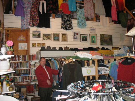 Kuvassa kirppis, jossa runsaasti erilaisia kirjoja, vaatteita ja koriste-esineitä.