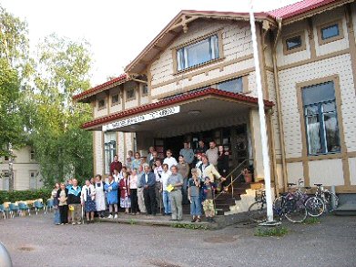 Valokuva Forssan Vapaaseurakunnan Kirppiksen julkisivusta täynnä erilaisia ihmisiä.