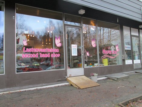 Kuvassa lastenvaatteiden second hand -shop Naperiinan julkisivu.