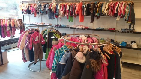 Kuvassa Naperiinan myyntipaikkoja täynnä kaikenlaisia vaatteita, kuten takkeja ja housuja.