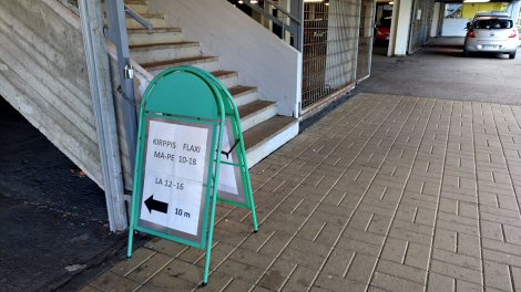Kyltti, jossa kerrotaan Kirppis Flaxin sijaitsevan 10 metrin päässä vasemmalla.