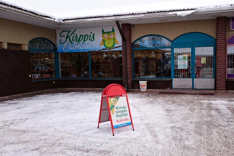 Kuvassa Kirppis Outolinnun julkisivu.