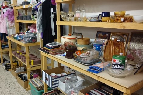 Valokuva erilaisista Kirppis Outolinnusta löytyvistä tavaroista: astioita, koriste-esineitä ym.