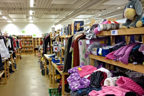 Vaatteita ja leluja sekä kirjoja Kirppis Outolinnussa.