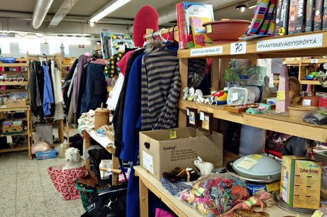 Kirppiksen hyväntekeväisyyspöydällä erilaisia pienesineitä.