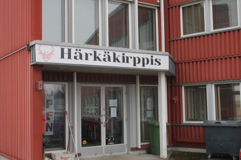 Kuvassa Härkäkirppiksen julkisivu, jossa suurin kirjaimin kirpparin nimi.