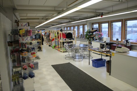 Valokuva Härkäkirppiksen toimitiloista. Runsaasti ikkunoita toisella seinällä.