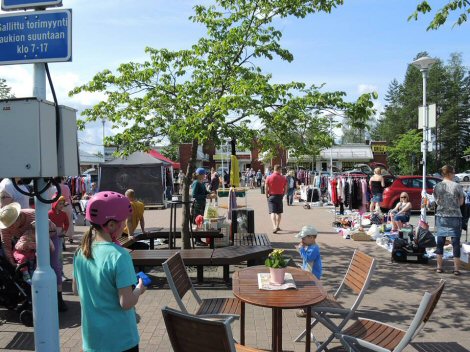 Lapsia ja muita ihmisiä Torikirppiksellä aurinkoisena päivänä.