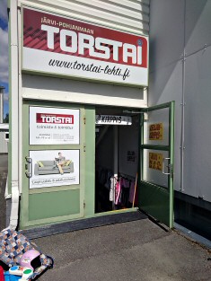 Kuvassa on Alajärven Kellarikirppiksen ovensuu. Alajärven Kellarikirppiksen ovensuu, jossa ovi auki.