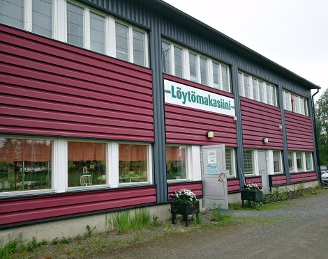 Kuvassa Ilmajoen Löytömakasiinin julkisivu, jossa ovi on avoinna.