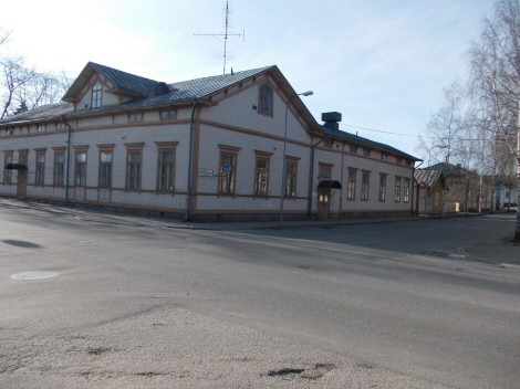 Valokuvaajat Moniosaajat ry:n kirppiksen rakennuksesta.