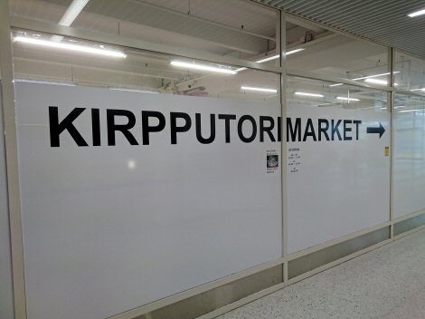 Lasi-ikkunoissa lukee tikkukirjaimin "Kirpputorimarket".