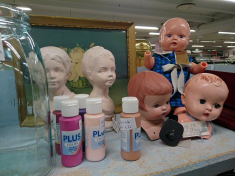 Nukkeja ja väriaineita Kokkolan Kirpputorimarketissa.