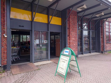 Takuukirppiksen sisäänkäynti ja siitä kertova mainoskyltti.