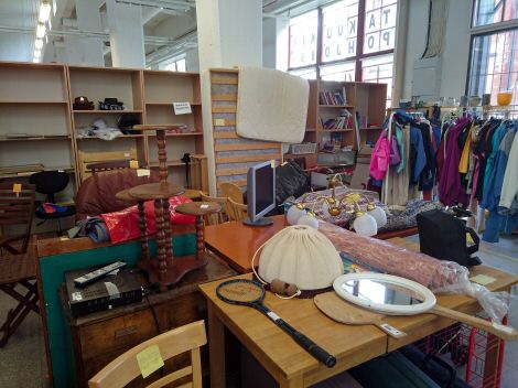 Huonekaluja, vaatteita, peilejä, tennismaila ja muuta tavaraa.