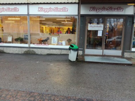 Valokuva Kirppis Sinullen julkisivusta. Pariovillinen sisäänkäynti on oikealla.