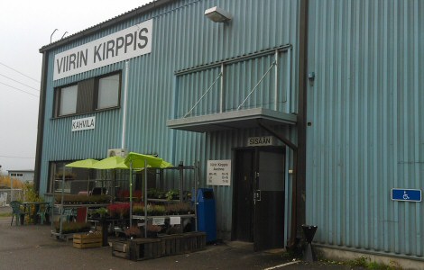 Kuvassa Viirin Kirppiksen julkisivu Klaukkalassa.