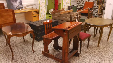 Kuvassa Vanhan tavaran puoti Eveliina.