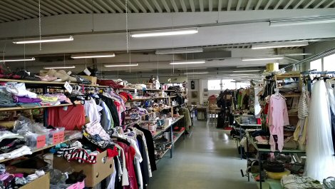 Kuvassa Ikaalisten vanhan kirppiksen tavarapaljoutta.