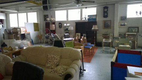 Kuvassa Ikaalisten vanhan kirppiksen tavarapaljoutta.