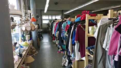 Kuvassa Kirppis Engellanin tavaravalikoimaa. Kuvassa Kirppis Engellanin tavaravalikoimaa.