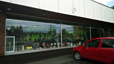 Kuvassa Kirppis Engellanin tavaravalikoimaa. Kuvassa Kirppis Engellanin tavaravalikoimaa.