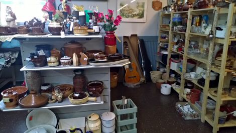 Kuvassa Kirppis Engellanin tavaravalikoimaa. Kuvassa Kirppis Engellanin tavaravalikoimaa.