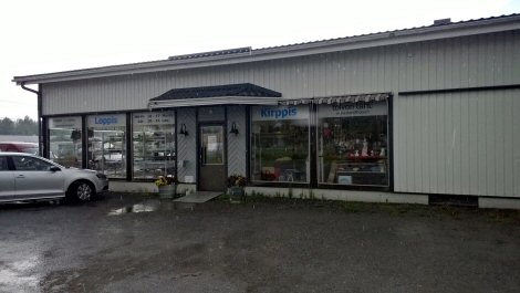 Kuvassa Tähti Kirppiksen tavaravalikoimaa.