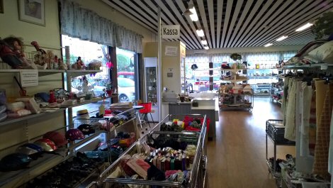 Kuvassa Tähti Kirppiksen tavaravalikoimaa.