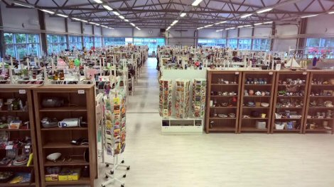 Kuvassa Kirppis-Kellarin toimitiloja Rautatienkadulla.