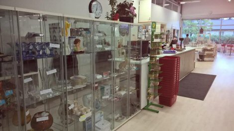 Kuvassa Kirppis-Kellarin toimitiloja Rautatienkadulla.