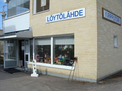 Kirpputori Löytölähteen julkisivu ja ovensuu vasemmalla.