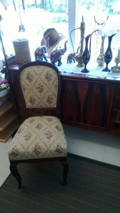 Koristeellinen puutuoli valoisan ikkunan äärellä.